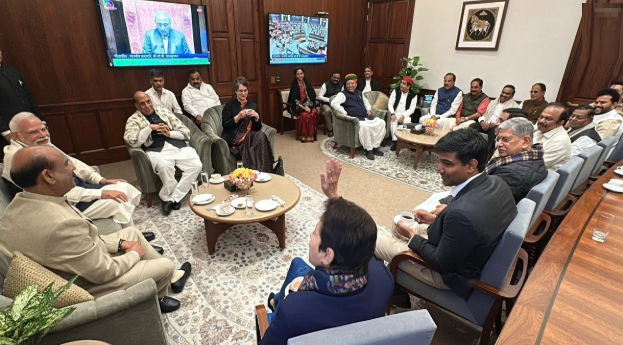 CPIM को रास नहीं आया मोदी के साथ प्रियंका गांधी का चाय पार्टी में शामिल होना, जॉन ब्रिटास बोले- गलत संदेश गया