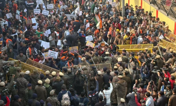 दिल्ली में बांग्लादेश उच्चायोग के बाहर विरोध प्रदर्शन, तोड़े गए बैरिकेड्स, देखें 