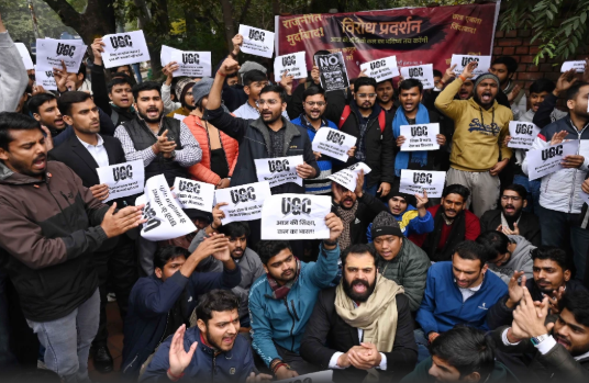 UGC Regulations 2026 पर क्यों मचा है बवाल? जानिए कैसे 2012 के नियम सभी छात्रों को देते हैं एक समान सुरक्षा कवच