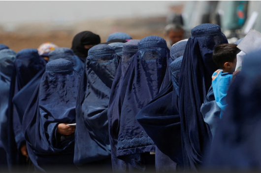 पाबंदियों से जूझती Afghan महिलाओं को European Union का सहारा