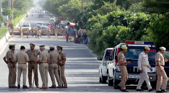 Noida: पानी से भरे गड्ढ़े में गिरकर हुई एक इंजीनियर की मौत के मामले में दो और बिल्डर गिरफ्तार