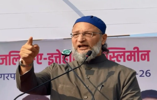 AIMIM के 4 पार्षदों ने दिया बीजेपी को समर्थन, महाराष्ट्र की सियासत में ये क्या हो रहा?