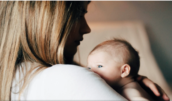 New Moms की उदासी को न करें Ignore, ये हो सकते हैं Postpartum Blues के Signs, जानें उपाय